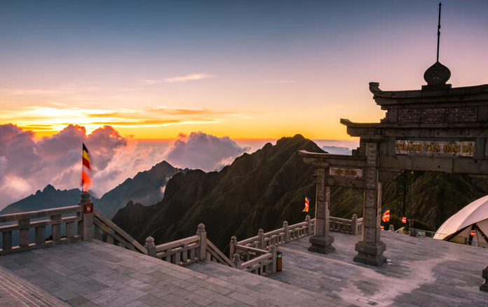 couples flock to sapa fansipan for splendid cloud hunting experiences